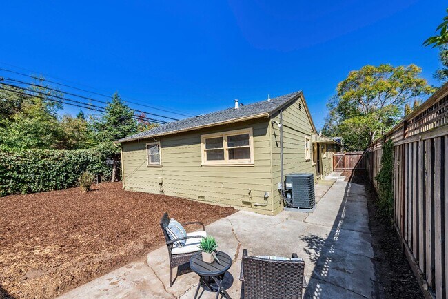 Building Photo - 1994 Menalto Ave