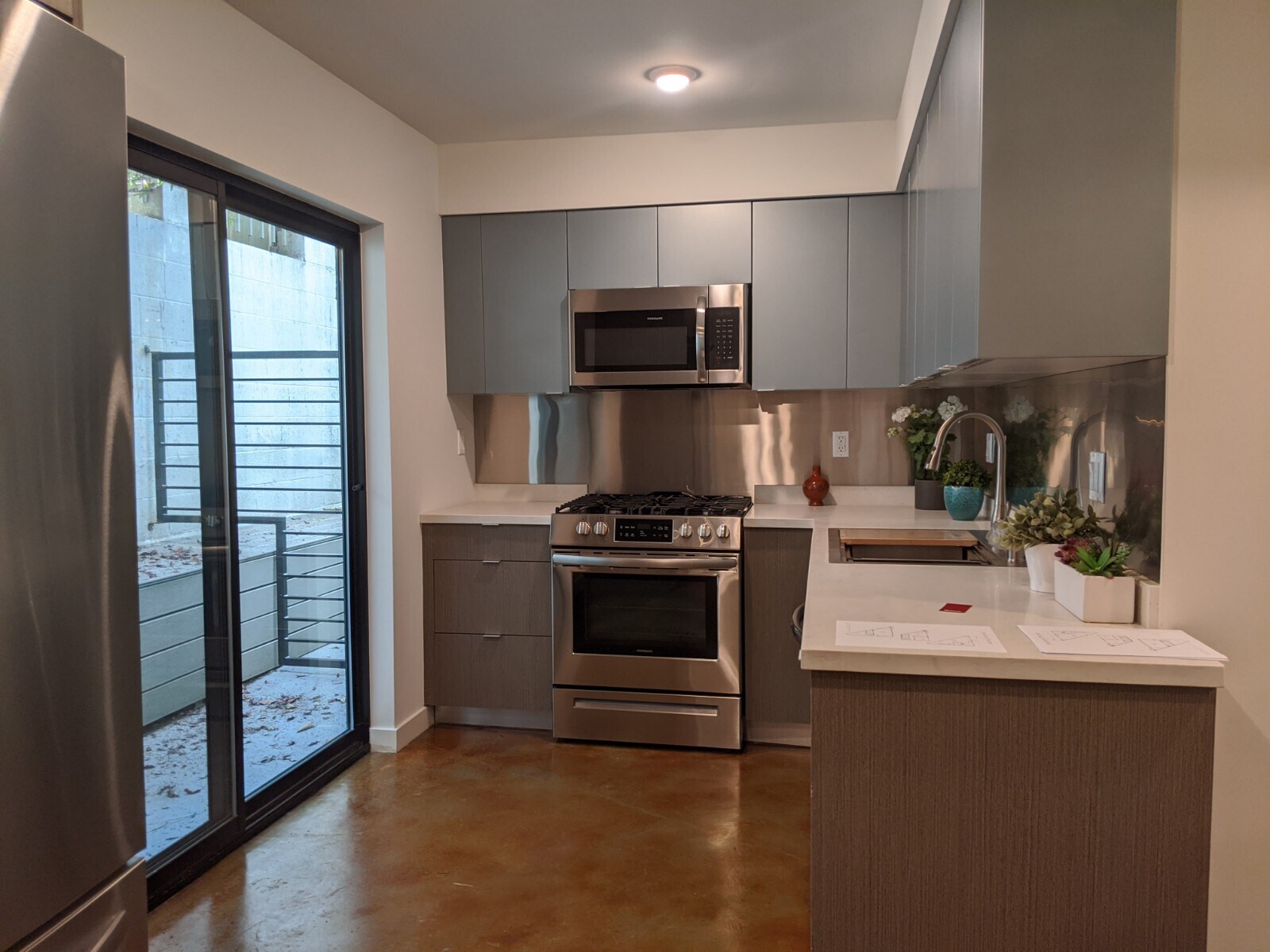 Building Photo - 654 N Virgil Ave