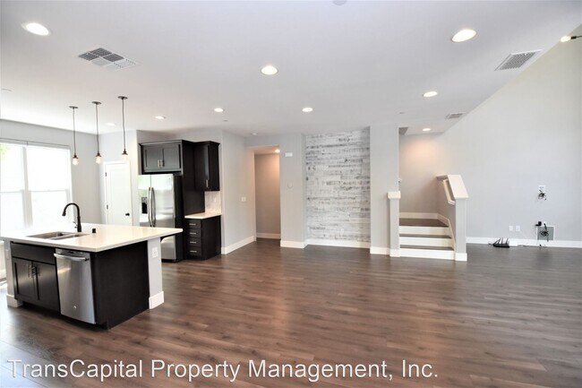 Building Photo - 3 br, 3.5 bath House - 401 10th Street