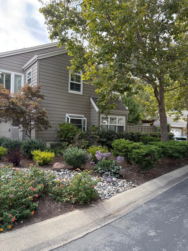 Building Photo - 1938 Stratton Cir