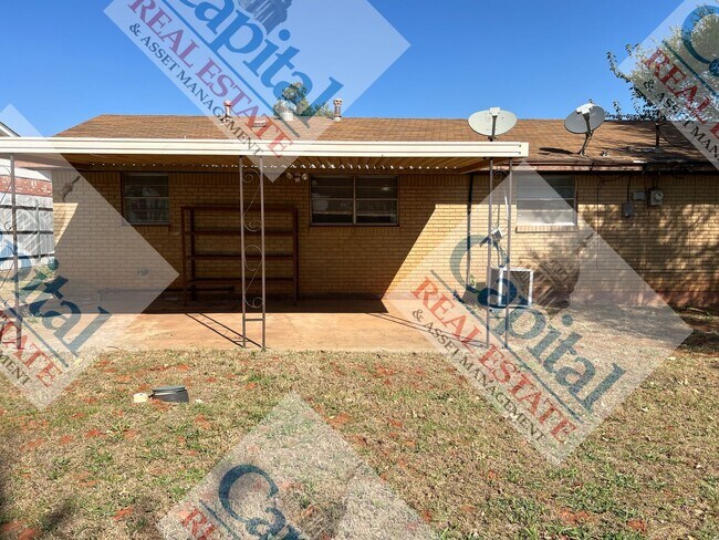 Building Photo - 3 Bedroom With Move In Special