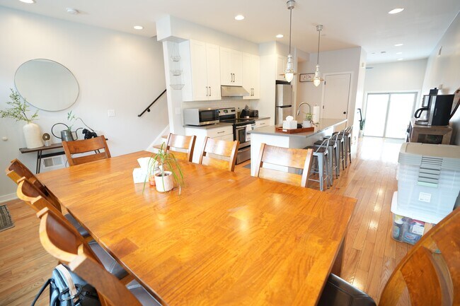 Building Photo - 341 Cantrell St