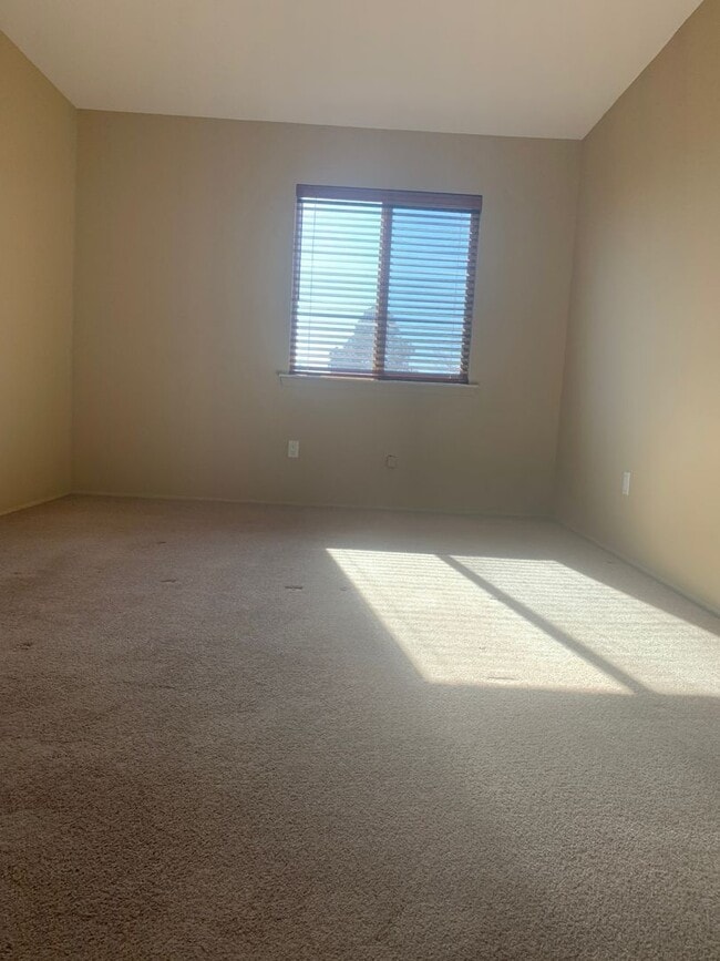Building Photo - 937L Country Club Dr