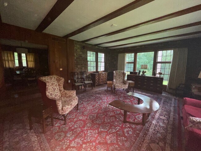 Building Photo - Stunning 3-Bedroom Home with Attached Private Suite – Fully Updated & Move-In Ready