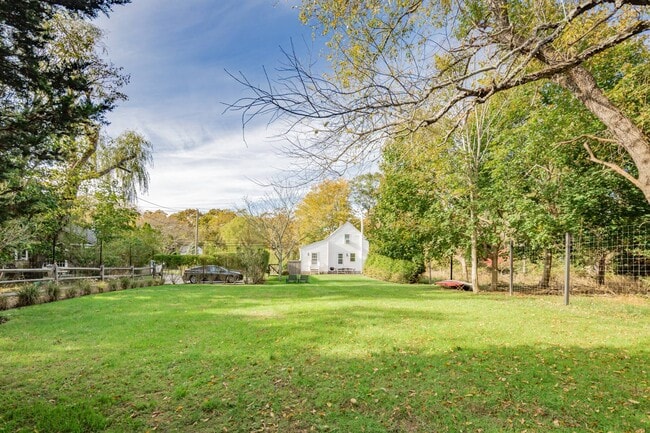 Building Photo - 706 Springs Fireplace Rd