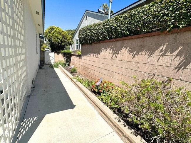Building Photo - 23514 Susana Ave