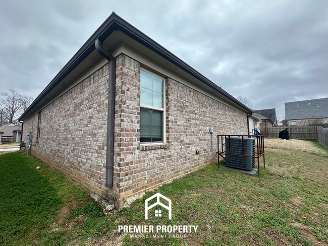 Building Photo - Cozy 2BR/2BA Memphis Home w/ Vaulted Ceilings, Fireplace & 2-Car Garage