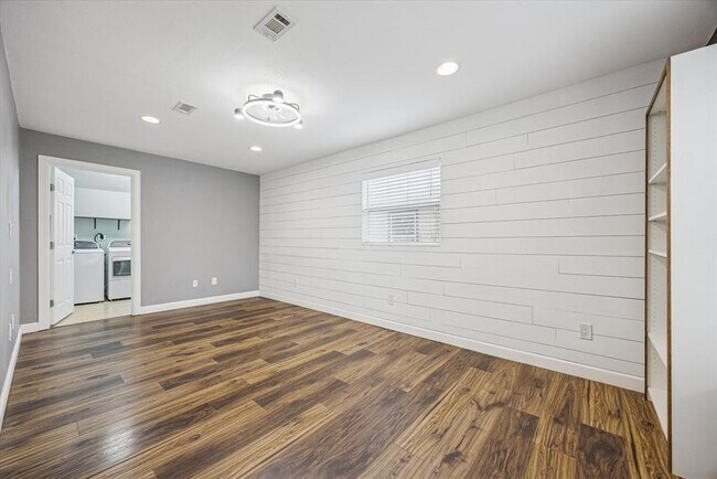 Building Photo - 2921 Pecan Springs Rd