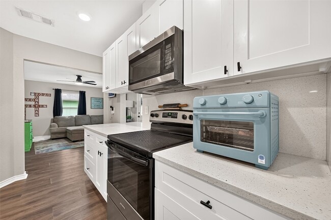 Building Photo - 1005 Avenue D