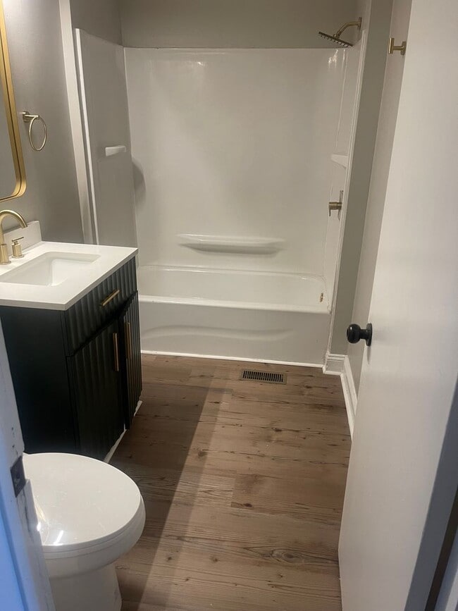 Building Photo - 637 S Rotherwood Ave