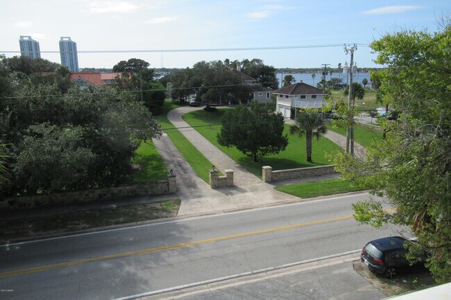 Building Photo - 732 N Halifax Ave