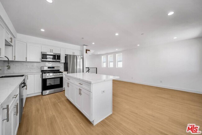 Building Photo - 227 S Park View St