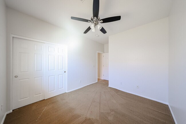 Building Photo - Charming 4 Bed 2 bath 2 Car Garage Home in...