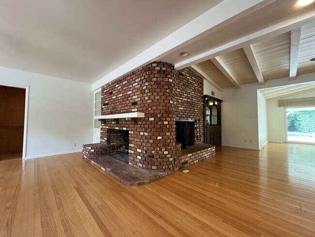 Building Photo - Encino 3+3 w/gated entry, pool + solar panels!