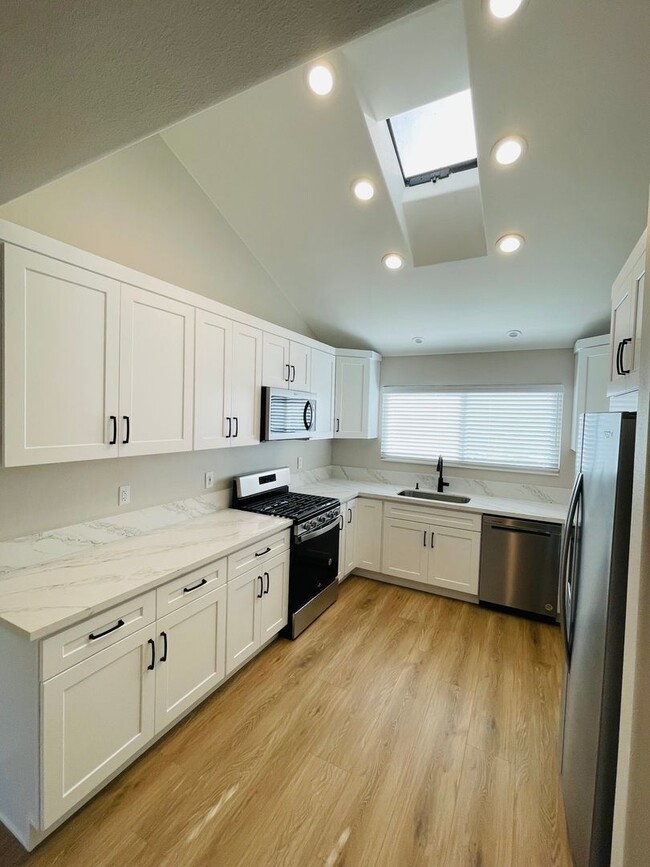 Building Photo - Amazing renovated 4 bedroom 2 full bath si...