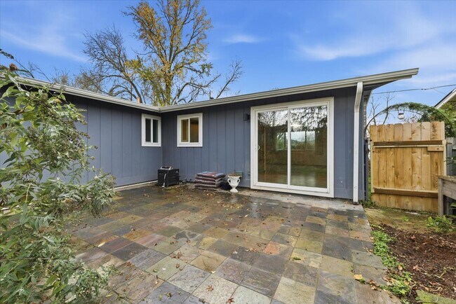 Building Photo - 2500 Alma Dr