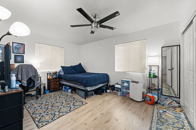 Building Photo - 2 kitchens + no back house!