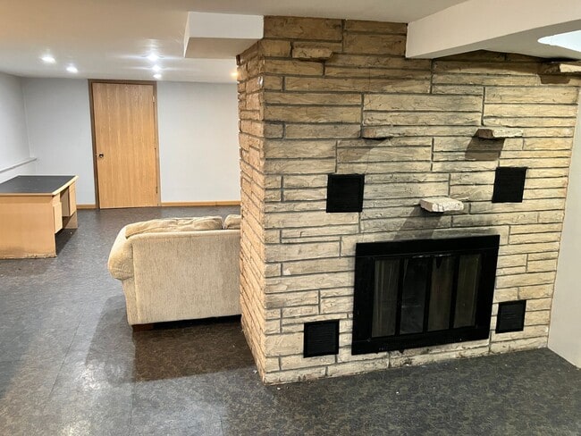 Building Photo - Lovely Single Family House in Kenosha