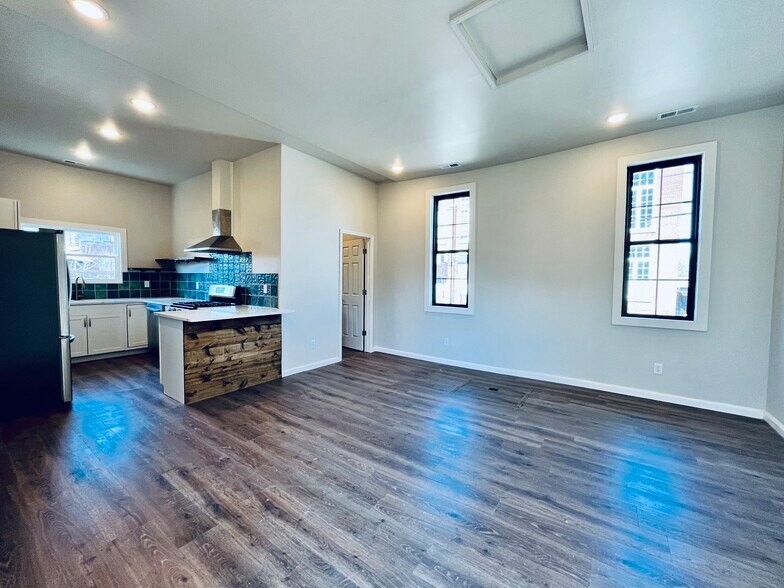Living Area - 1012 Swan St