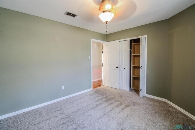 Building Photo - 2140 Northglen Dr