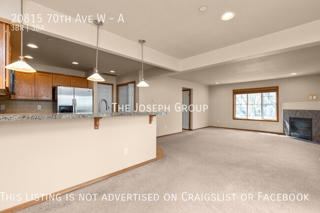 Building Photo - Sun-filled 3 bed/2.5 bath in Lynnwood!