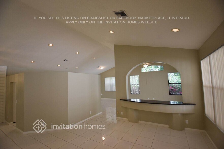 Building Photo - 10213 Lexington Lakes Blvd N