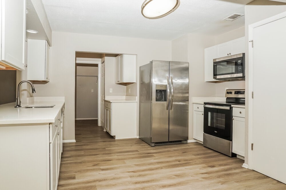 Building Photo - 6927 Roslyn Ct