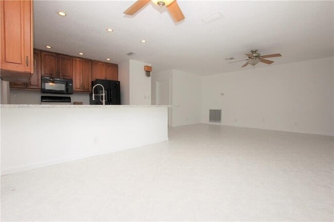 Building Photo - 1122 NW 82nd Ave