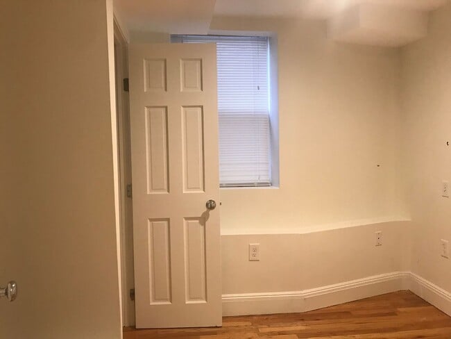 Building Photo - Nice 2 bed in Allston