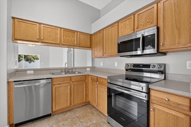 Building Photo - 557 Lindsay Anne Ct