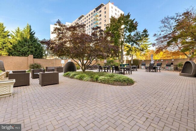 Building Photo - 10101 Grosvenor Pl