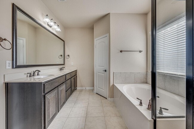 Building Photo - 438 Brookdale Dr