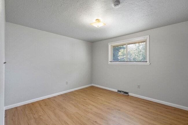 Building Photo - 4857 N Roosevelt Ave