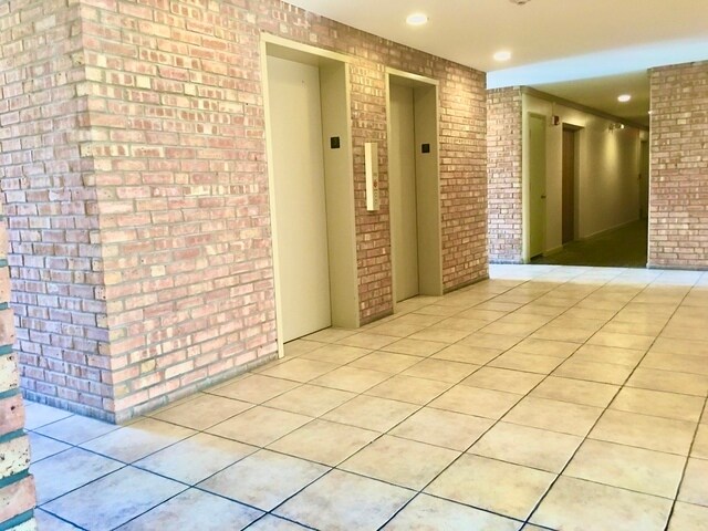 Building Photo - 6020 Oakwood Dr