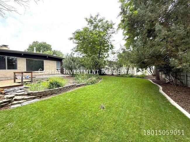 Building Photo - 389 E Meadow Rd