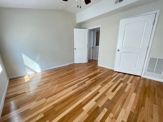 Building Photo - Large, updated 5 BR 2.5 BA in Carrboro, cl...