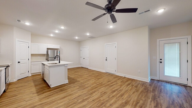 Building Photo - 1119 N Broadview Ln