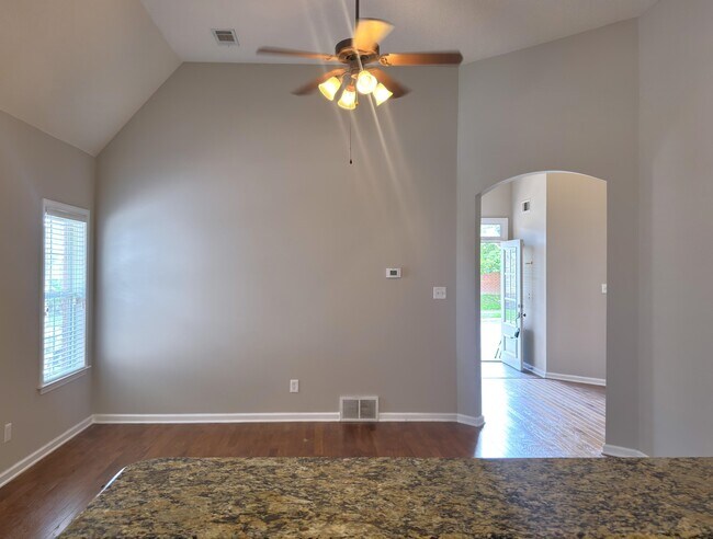 Building Photo - 10228 Morning Hill Dr
