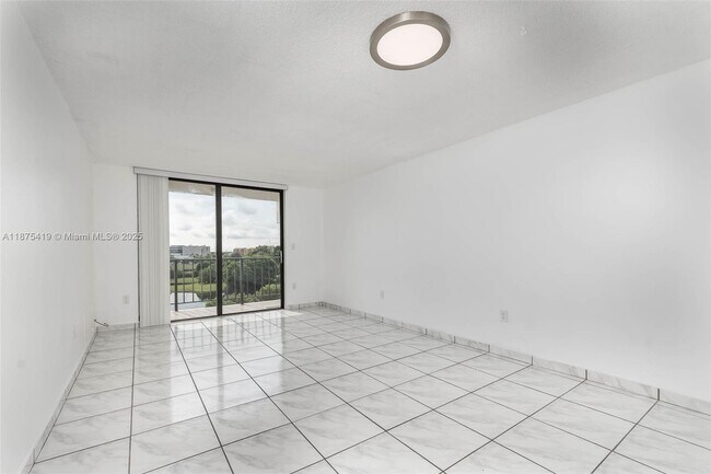 Building Photo - 9682 Fontainebleau Blvd