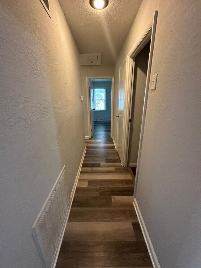 Building Photo - 4 bedroom 2 bath