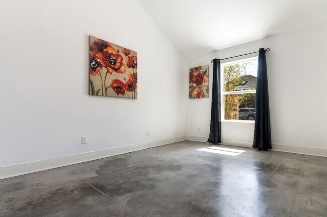 Building Photo - BEUATIFUL BRIGHT 2 + 1 SINGLE FAMILY HOME