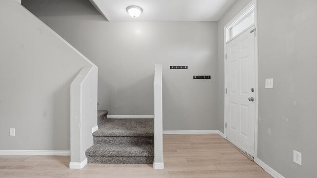 Building Photo - 4 Bedroom Townhome in Daybreak!!