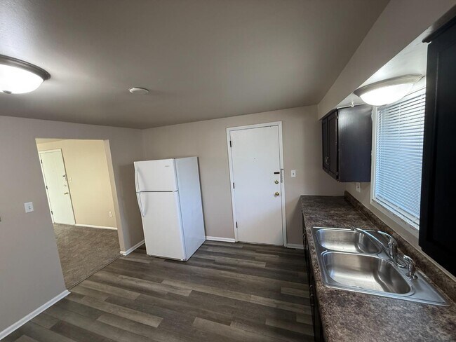 Building Photo - 591 Coyne St