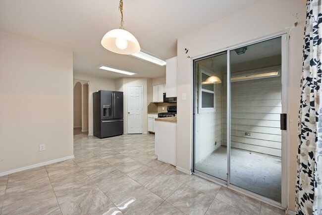 Building Photo - Great Location, wonderful Schools, 1 Block...