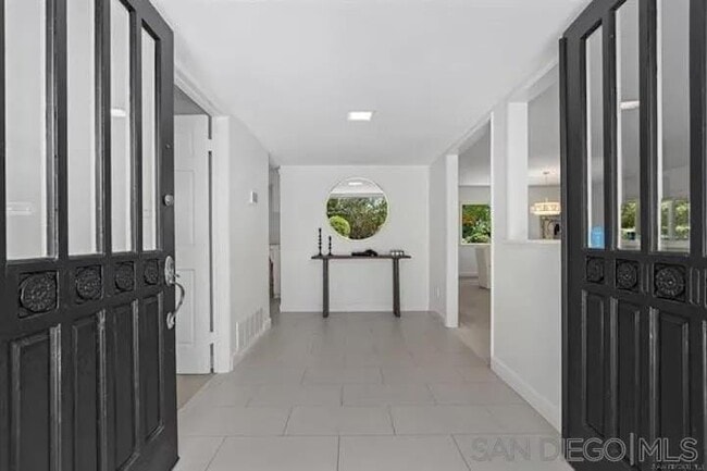 Building Photo - 445 Avenida Primavera