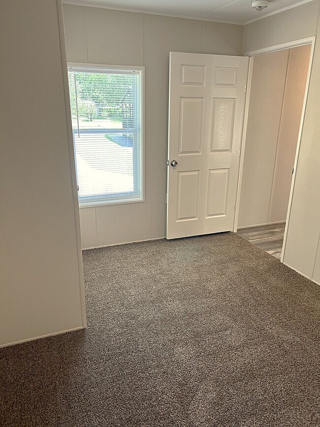 Building Photo - Conveniently Located Northeast Houston Are...