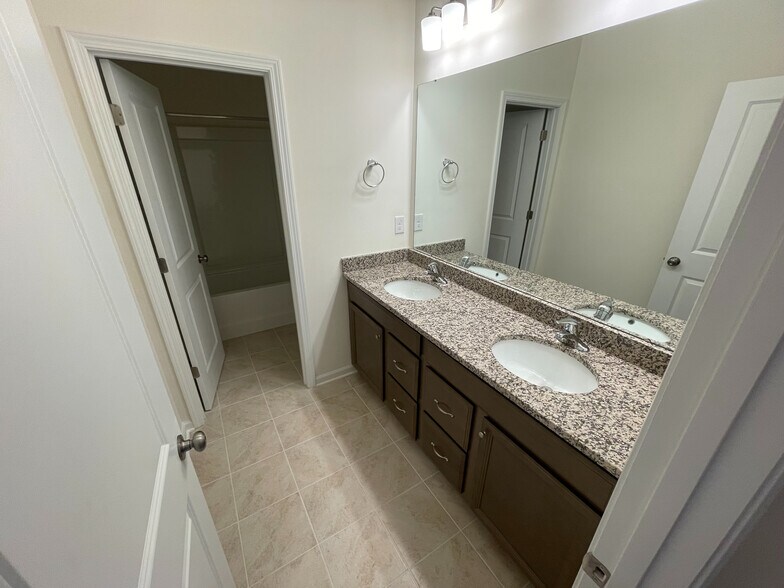 Building Photo - Room in Townhome on Rivulet Wy