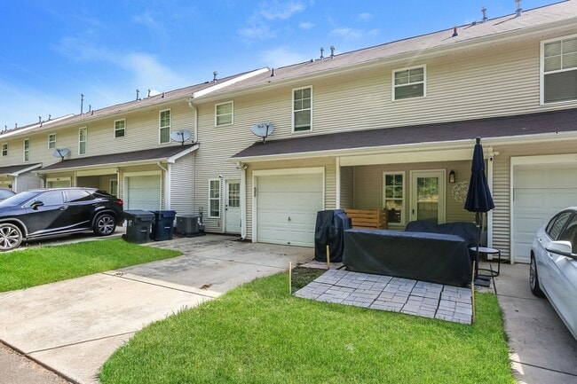 Building Photo - 2 Bedroom, 3 Bathroom Townhouse near Lake ...