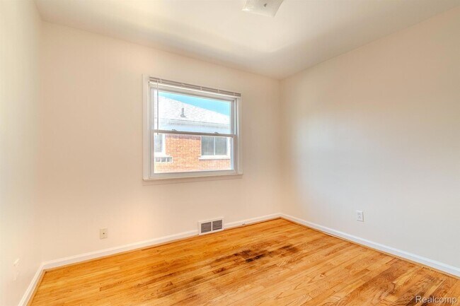 Building Photo - 23000 Alger St