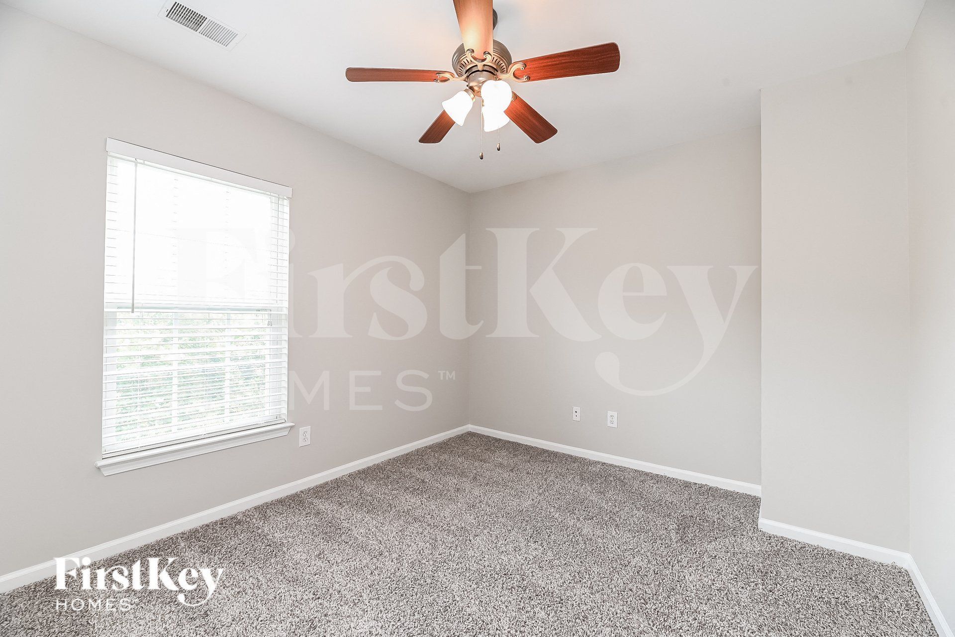 Building Photo - 105 Vinca Dr